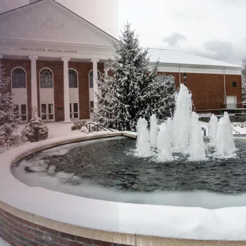 Snow on campus near the fountain. 