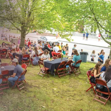 Students gather for breakfast on the president's lawn during welcome weekend. 