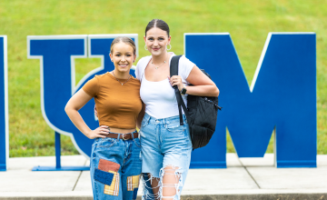 Students on the lawn outside of Cumberlands campus center