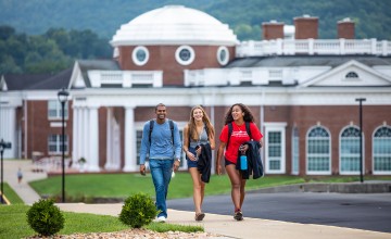 Students walk to class on Cumberlands campus