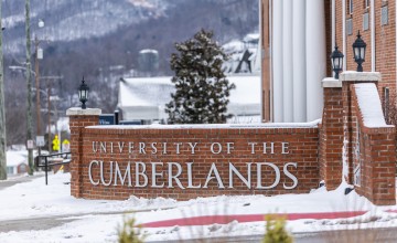 A light blanket of snow covers the entrance sign to Cumberlands campus. 