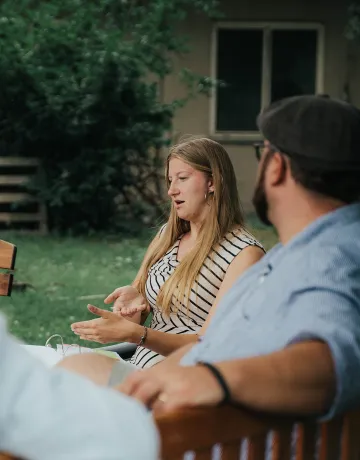 Student Liberty Poley discusses her time at Cumberlands outside in a circle of friends. 