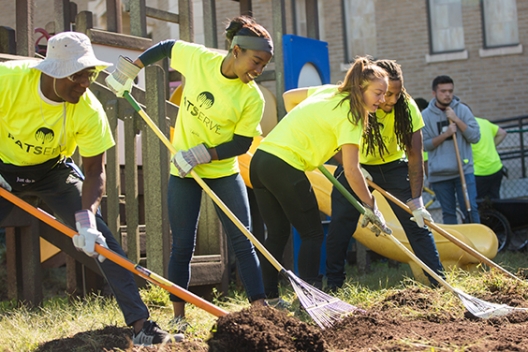Students serve in the Williamsburg community 