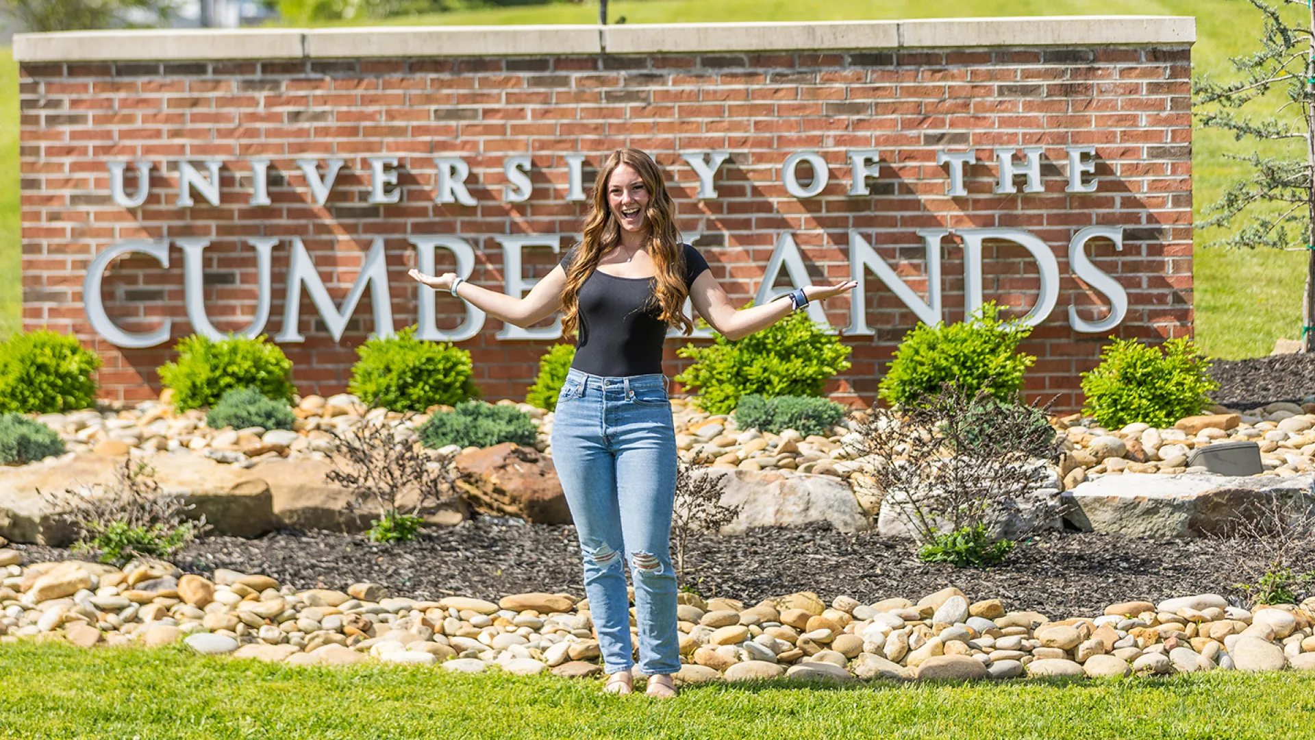 An ambassador welcomes visitors to campus. 