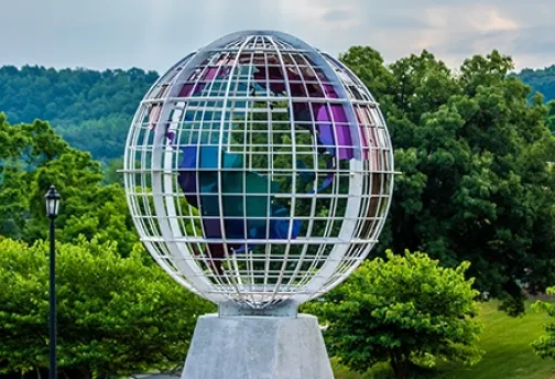 Cumberlands installs “Ever-Changing World” sculpture on campus
