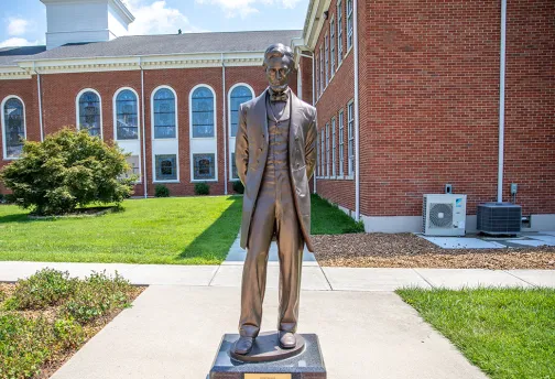 statue of Abraham Lincoln