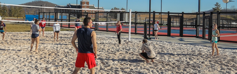 Cumberlands students play volleyball on campus 