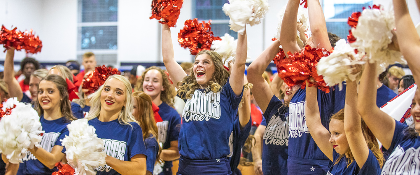 Cumberlands cheerleaders help welcome students to campus during Welcome Week. 