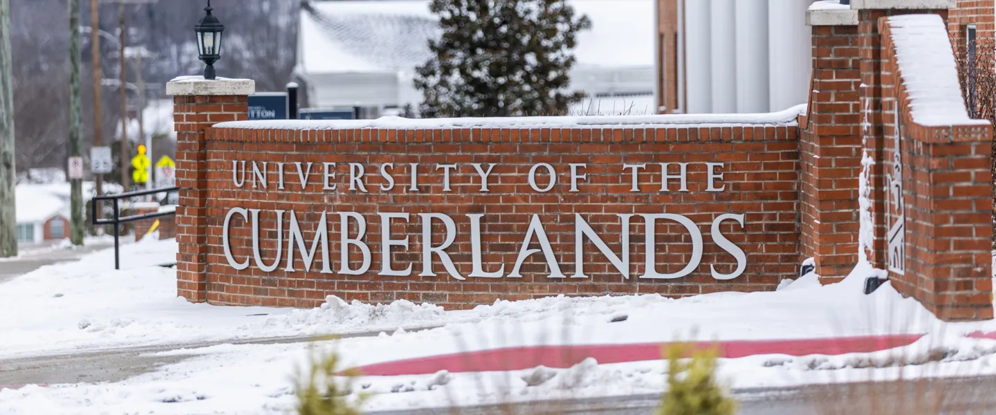A light blanket of snow covers the entrance sign to Cumberlands campus. 