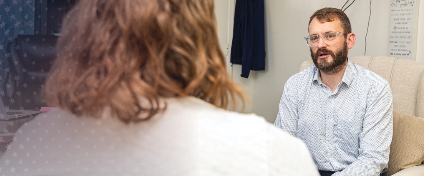 A student speaks to a counseling expert inside the counselor's office. 