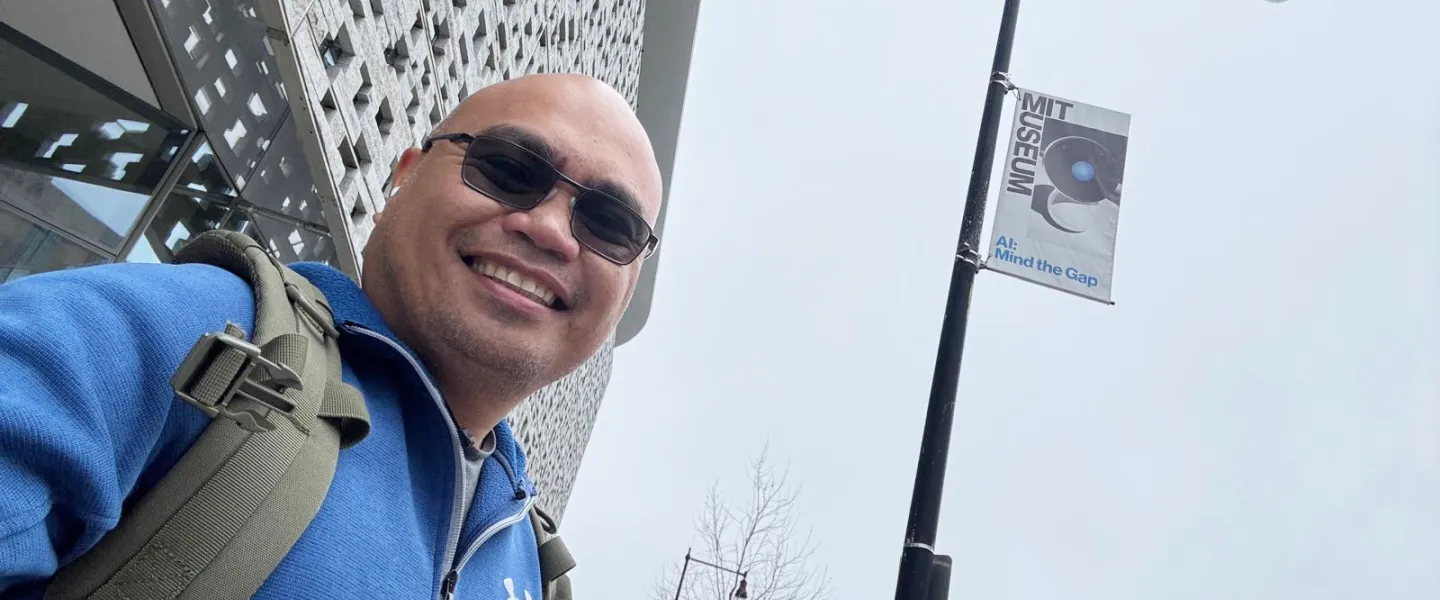 Cumberlands Cybersecurity Professor Elyson De La Cruz takes a selfie in a cityscape. 