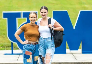 Students on the lawn outside of Cumberlands campus center