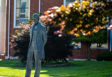 Lincoln statue outside of Gatliff