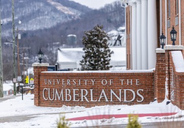 A light blanket of snow covers the entrance sign to Cumberlands campus. 