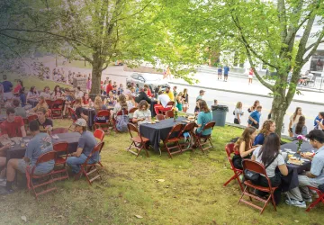 Students gather for breakfast on the president's lawn during welcome weekend. 