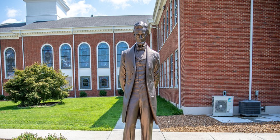 statue of Abraham Lincoln