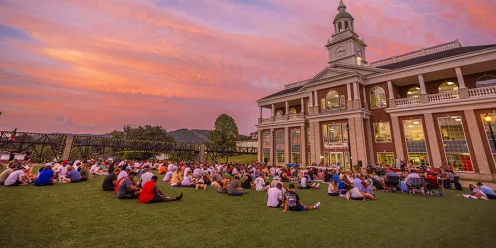 Students on the lawn outside of Cumberlands campus center