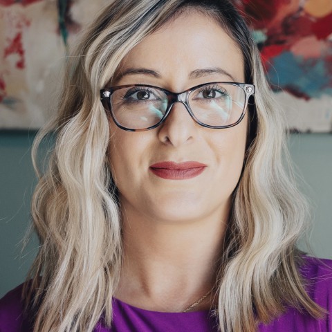 Dr. Julia Dell'Aquila-Linares