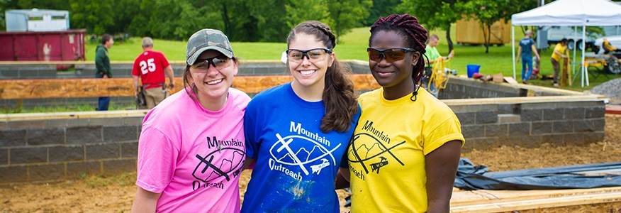 Cumberlands students on the site of a MO home build