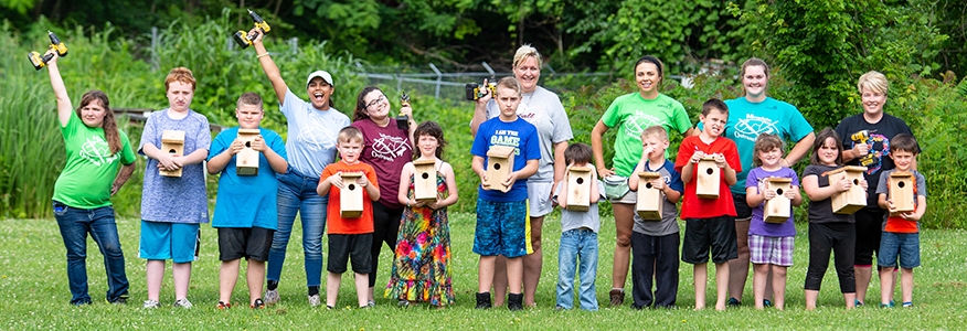 Mountain Outreach volunteers help build birdhouses