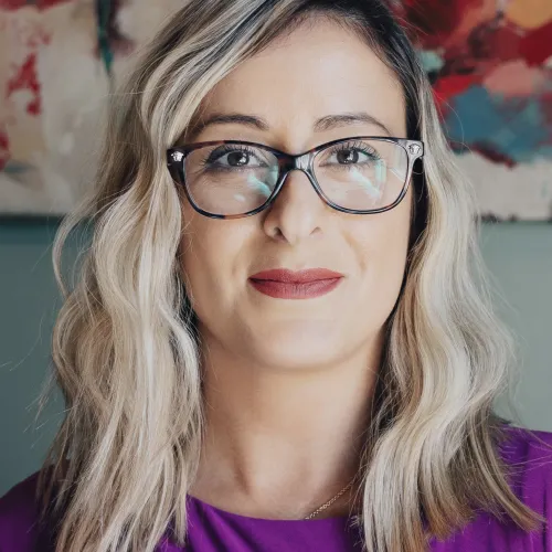 Dr. Julia Dell'Aquila-Linares