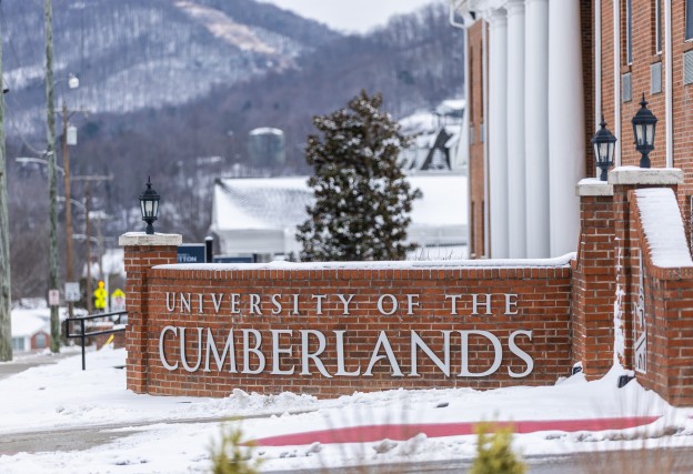 A light blanket of snow covers the entrance sign to Cumberlands campus. 
